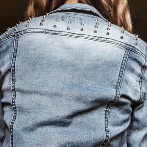 Jeans jacka med nitar - Säljer över 100 plagg! 🤩 Stor mängdrabatt när du köper fler saker! 🤑 Vänta inte för länge då jag flyttar i slutet av September och gör mig av med allt! 