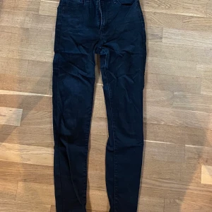 Levi’S skinny jeans - SNYGGA LEVI’S JEANS I DERAS SUPER SKINNY MODELL. Storlek 27 svarta bekväma jeans. Passar mig i längden är 172 lång men tyvärr är för små i midjan nuförtiden. Använda några fåtal gånger men i bra skick. Säljer i blå också