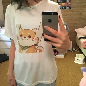 Söt hundtröja :) - En gullig hundtröja från Kawaii med en hund av den japanska hundrasen shiba inu på 💕🌸Den är använd några få gånger men den är i fint skick💕