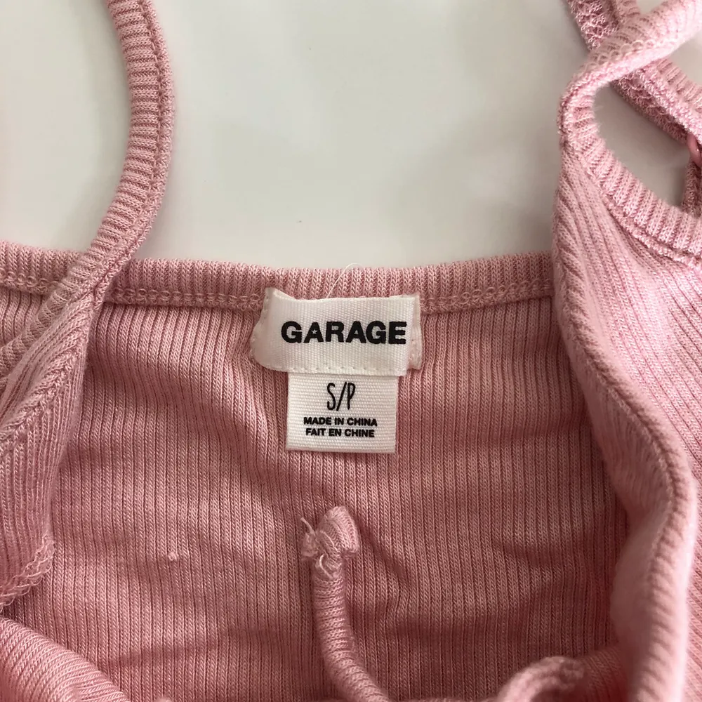 Helt oanvänt linne som tyvärr inte kommit till användning. Jag köpte in de i USA på en butik som heter Garage, det är som Sveriges Veromoda, GinaTricot. . Toppar.