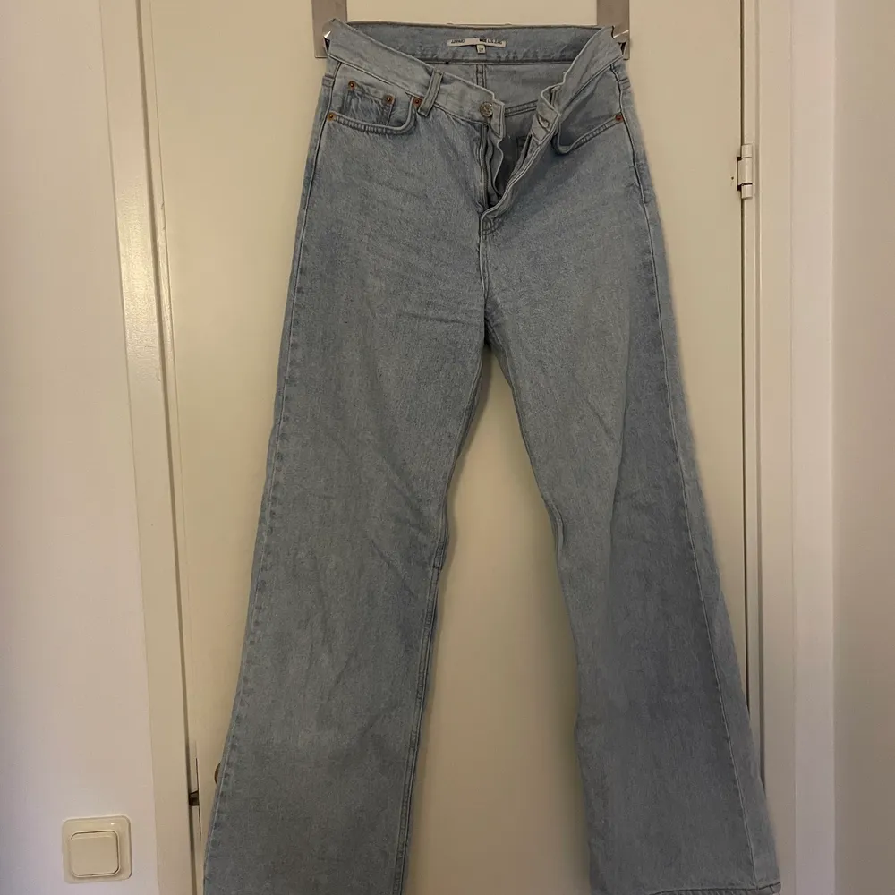 Säljer dessa jeans från junkyard då jag inte använder dessa längre. I bra skick:). Jeans & Byxor.