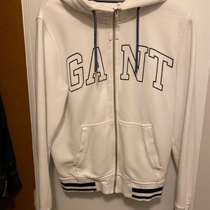 Tre olika koftor storlek s - Hej jag vill sälja min kofta som jag längre inte använder då den inte passar mig. Den här använts ett fåtal gånger. Jag säljer se för 500 kr styck pris kan diskuteras till lägre då den e använd.