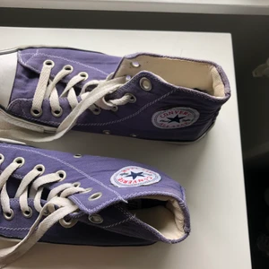 Skor converse - mina ljuslila converse får jag inte användning utav så säljer nu dem💕 storlek 38! Skriv för fler bilder