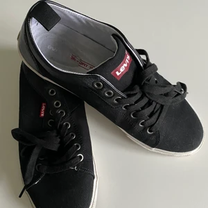 Levis Skor - Storlek 40, knappt använda så i bra skick. Säljer pga köpte fel storlek. 