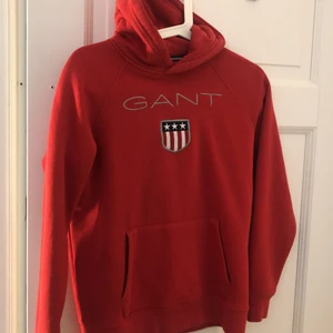 Röd gant hoodie S - Fint skick gant hoodie strl S ungefär det är barnstorlek