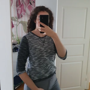 Grå tröja small - Passar även m