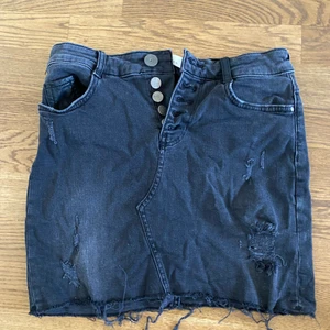 Jeanskjol - Svart jeanskjol från Zara storlek XS.💕