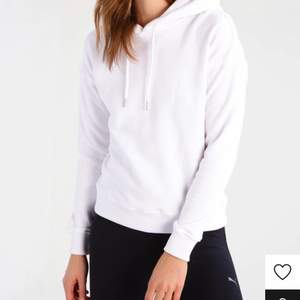 Jättemjuk och skön hoodie i vit. Köpte från zalando för 370kr, säljer nu för 260. Bara tvättad men aldrig använd pga för liten. :(  Perfekt till jeans, träningsbyxor eller kjol 🥰🤩 GRATIS FRAKT!! ☺️❤️