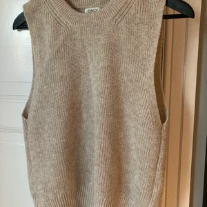 Tröja - Snygg väst från Only, i beige, storlek XS 🤍 frakt står man för själv