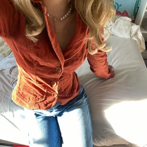 Vintage vårjacka - Jättefin vintage vårjacka. Storlek Xs/s. Dåligt ljus på andra och tredje bilden, färgen är syns bäst på första. Figursydd och  är smalare vid midjan 