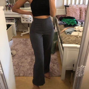 Gråa kostymbyxor från bikbok - Ett par gråa kostymbyxor köpt från bikbok i st S. Använd endast 1 gång därav som nya. Sitter som ett smäck och har dragkedja på sidan. Jag är 165 cm