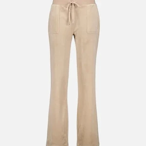 Beige juicy byxor storlek M - Säljer/byter mina beiga juicy byxor i storlek M har använt 1,2 gånger vill sälja för att dom är för stora,byter dom med svarta,beiga,ljusgråaa juicy byxor i storlek S eller säljer dom för 600-800kr vill gärna mötts i Göteborg 