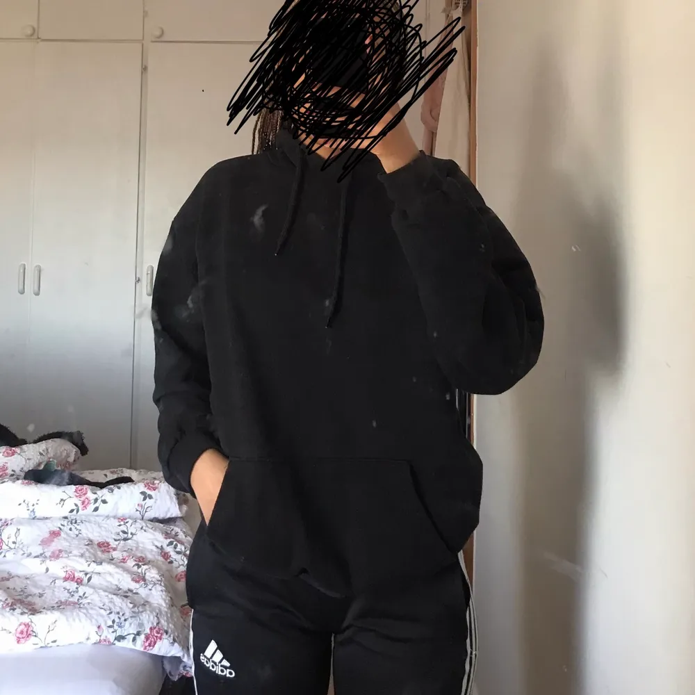 Basic svart hoodie från PLT ääälskar passformen men har för många hoodies. Frakt betalas av köparen :). Hoodies.
