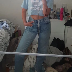 Gina tricot jeans  - Jättefina och sköna jeans från Gina. Knappt använda och säljer då dem är försmå för mig. Köparen står för frakten! 