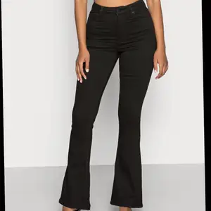 Ginas modell, Natasha bootcut jeans i färgen svart som inte längre går att köpa. Säljer då dessa har blivit för små för mig. Supersköna och stretchiga. Köparen står för frakten! 