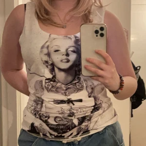 Marilyn Monroe linne - Extremt fint men används ej. Står ingen storlek men skulle uppskatta en Medium. Köpt second hand och finns inga defekter. Möts eller fraktar mot betalning❣️