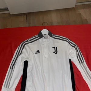 Juventus Tröja Storlek S  - Köpt i Footlocker i Paris och kan därför inte returneras till butiken. Har använt tröjan två gånger och är fortfarande i bra skick