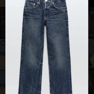 Mid waist jeans - Säljer dessa jeans från zara köpta i höstas då de inte kommer till användning. Använda endast ett fåtal gånger så de är i nyskick. Kan skicka fler bilder vid intresse hur de sitter på osv. Köparen står för frakten. Bilderna är tagna från hemsidan.