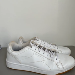 Reebok sneakers - Vita sneakers med gummisula från Reebok. Använda i gott skick. 