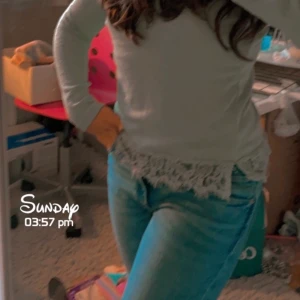 Tunn tröja från hm 💞💞 - Jätte gullig ☺️ tunn tröja från hm, super fin grön färg och väldigt fin att ha men ett par blåa jeans 👖 , storkleken är 134-140 men passar mig som har storlek s ❤️ köparen står för frakt som är (45kr) ❤️ hör gärna av dig om du är intresserad! 🥰🥰