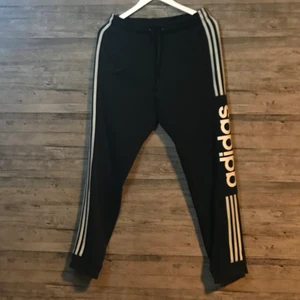 Adidas Mjukisbyxor storlek M - Svarta Adidas mjukisbyxor. Använda men i bra skick. Köparen står för frakten. 