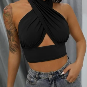 Cross Crop Halter Top  - Säljer denna fina topp från shein på grund av att jag råkat ta fel storlek. Aldrig använt men testat en gång. OBS! ej min bild<3 