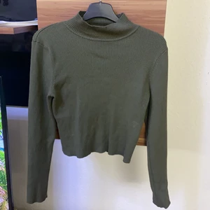 Polotröja  - Säljer min fina tröja ifrån H&M den är väldigt fin när man tar på sig den och är ganska skön. Den i i storlek M men skulle passa S oxå💕