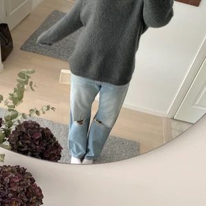 Ljusblåa jeans med hål på knäna - Säljer dessa ljusblåa jeans med två hål på varsina knän. Byxorna kommer ifrån märket JunkYard 💞