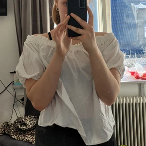 Offshoulder "blus" - En offshoulder tröja från H&M med puffärmar, aldrig använd. 