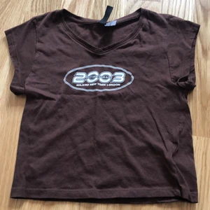 Brun kroppad topp - Har aldrig haft på mig den, säljer den för att armarna är lite förkorta för min smak, annars är sen fin och stretchig!!!