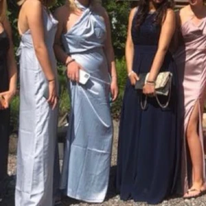 BALKLÄNNING - Säljer min fina balklänning som jag använde på min bal i nian. Det är den i mitten ❤️❤️ skriv för fler bilder ❤️