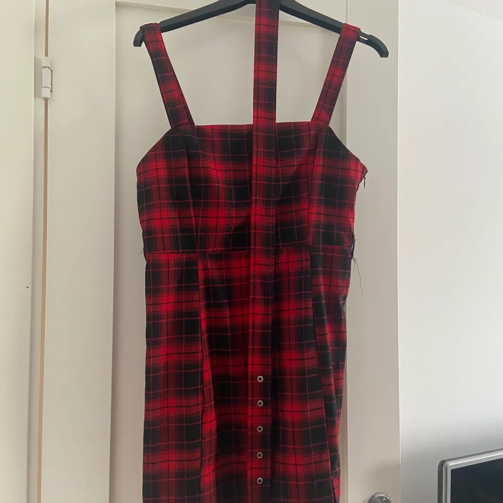 Säljer denna klänning pågrund av att den bara tar plats i min garderob. Jag har aldrig använt den utan bara haft på mig och provat nån gång. Vet inte riktigt vad jag köpte den för men den är köpt på hm och mitt pris är 50kr. Köparen står för frakt❤️. Klänningar.