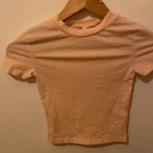  Tröja / topp  -  En rosa tröja som är XXSTygen är ganska ledsen