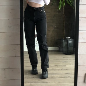 Weekday jeans - Svarta weekday jeans i modellen Meg 24/30 nyskick 250🥰