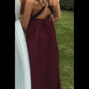 Vinröd balklänning  - Jättefin balklänning i vinrött med så fin rygg💘 skriv för fler bilder!🥰