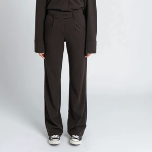 LXA loose suit pants  - Säljer jättefina lxa byxor. Aldrig använt pga för långa! Nypris 699kr