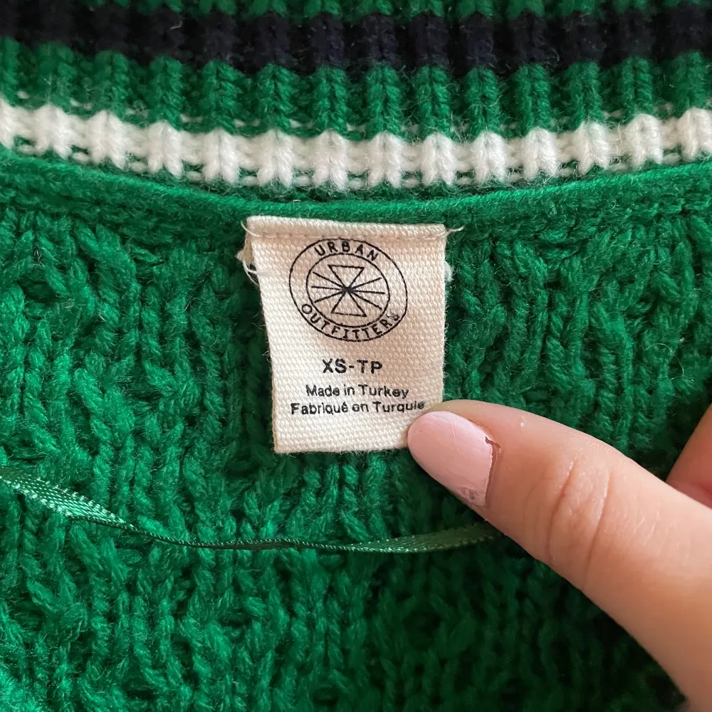 Säljer den här nästan helt oanvända gröna tröjan från Urban Outfitters! Den är ganska stretchig så passar flera storlekar. Där är lite croppad och v-ringad. Köpt för 599kr. Tröjor & Koftor.