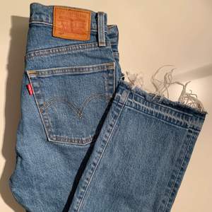 Säljer dessa Levi’s jeans då dom tyvärr är alldeles försmå för mig. De är stl W24, L26. Nypris 1200kr säljer för 350kr + frakt :)