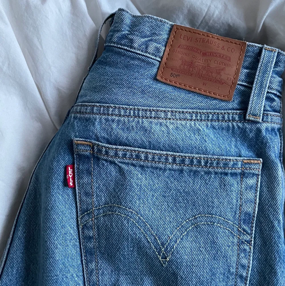 Säljer dessa super fina 501 jeans från levis. Sitter jätte bra och super fin färg. . Jeans & Byxor.
