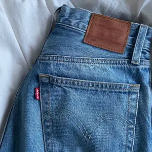 Säljer dessa super fina 501 jeans från levis. Sitter jätte bra och super fin färg. 
