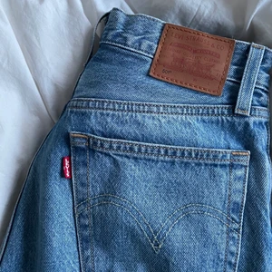 Levis jeans  - Säljer dessa super fina 501 jeans från levis. Sitter jätte bra och super fin färg. 