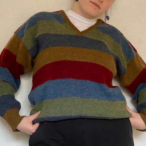 Vintage flerfärgad stickad tröja med v-krage i storlek XL, bra skick. 