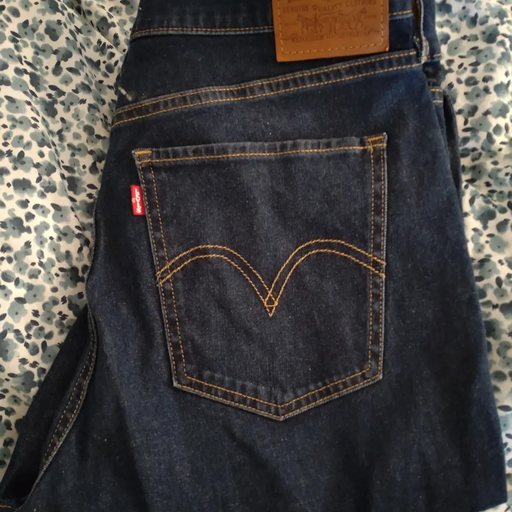 Levi's Mile high super Skinny, endast testade en gång. De är i nyskick. Nypris 1199:-. Eventuella fraktkostnader står köparen för.. Jeans & Byxor.