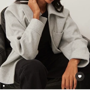 NAKD kappa i storlek S - En jätte snygg men knappt använd kappa från NA-KD i storlek S ganska stora i säg själva om man vill ha den fraktad bestämmer du priset❣️