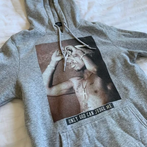 2pac hoodie strl XS - Grå 2pac hoodie med ett tryck och citat i storlek XS😍. Bra kvalite och endast använd ett fåtal gånger. Riktigt mjuk inuti🥰. Frakt ingår ej