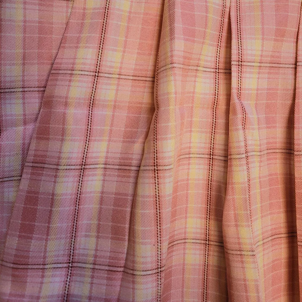 Söt drömmig rosa rutig tenniskjol som tyvärr är i fel storlek. Färgen är något kallare i verkligheten. Använd ett fåtal gånger men i felfritt skick 💕. Kjolar.