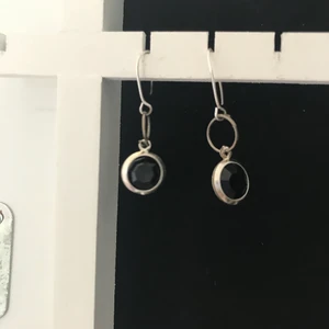 Örhängen  - Hej! Dom här örhängena kan du också köpa av oss✨✨