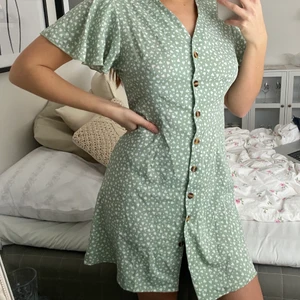 Klänning - Grön klänning med hjärtan från shein, 90kr