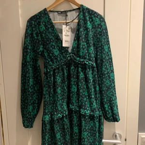 Zara klänning - Säljer min helt oanvända zara klänning! 