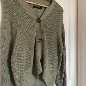 Stickad tröja ifrån lager 157 - En jättefin stickad tröja ifrån lager. Säljer då jag tyvärr inte använder den längre. 